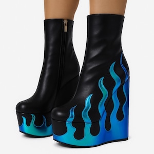 Zenma sleehaklaarzen Electric Flame – zwart kunstleer met iriserend blauw vuurplatform