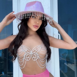 Festivaltopje met vlinderketting en roze hoedenset met kwastje – rave-outfit, Burning Man-look, holografische cowgirl-accessoires, statement festivalkleding