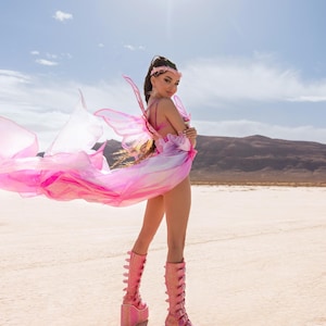 Disfraz de hada mariposa rosa: atuendo etéreo para festival con alas ondulantes y capa, ropa para rave en Burning Man. imagen 2