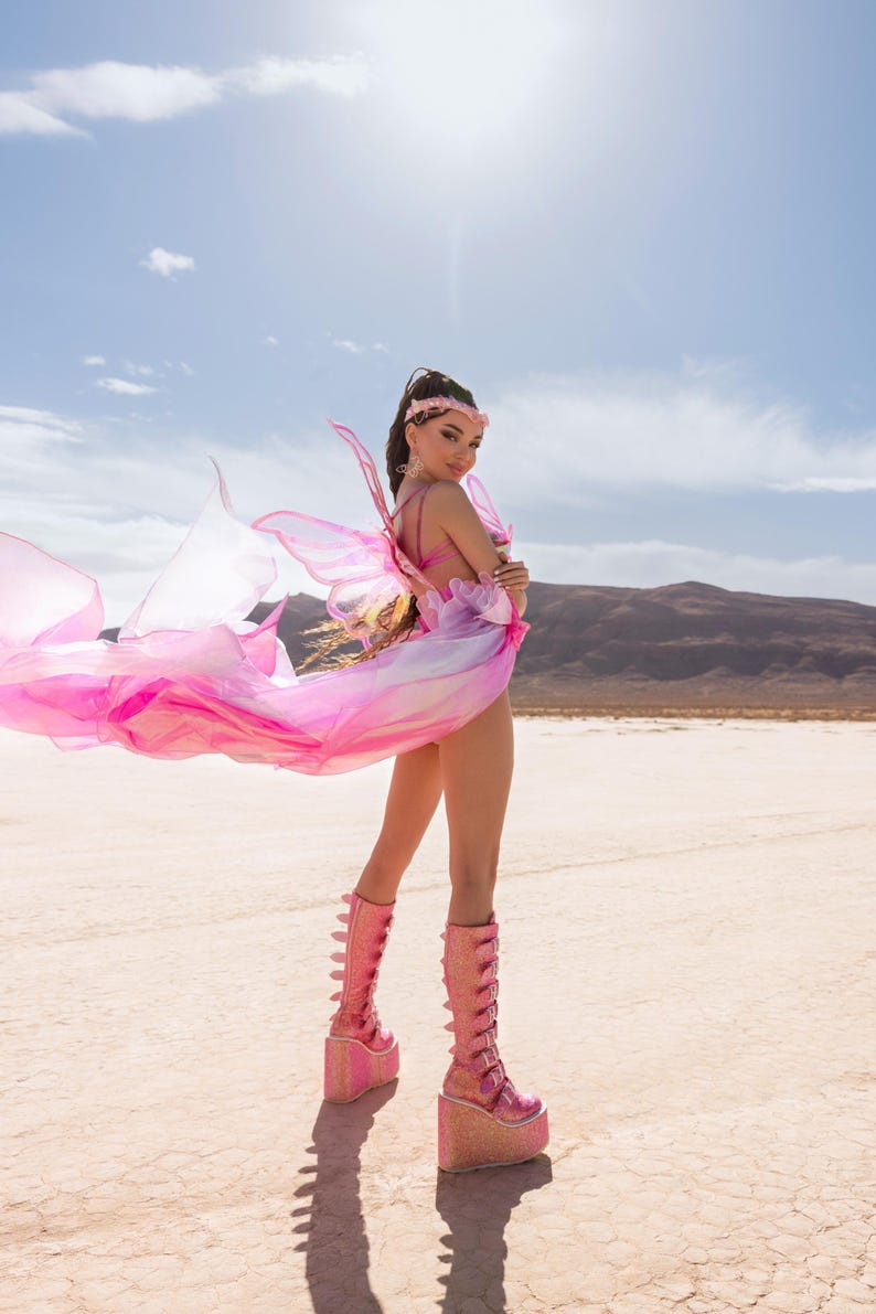 Disfraz de hada mariposa rosa: atuendo etéreo para festival con alas ondulantes y capa, ropa para rave en Burning Man. imagen 2