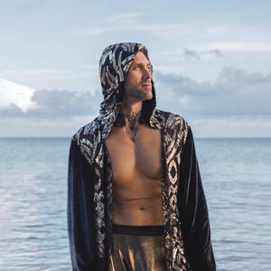 Męski kimono festiwalowy z kapturem – czarno-złoty szlafrok z cekinami – peleryna w stylu boho z wzorem azteckim – odzież plażowa, impreza, Burning Man, luksusowa moda
