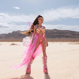 Disfraz de hada mariposa rosa: atuendo etéreo para festival con alas ondulantes y capa, ropa para rave en Burning Man. imagen 3