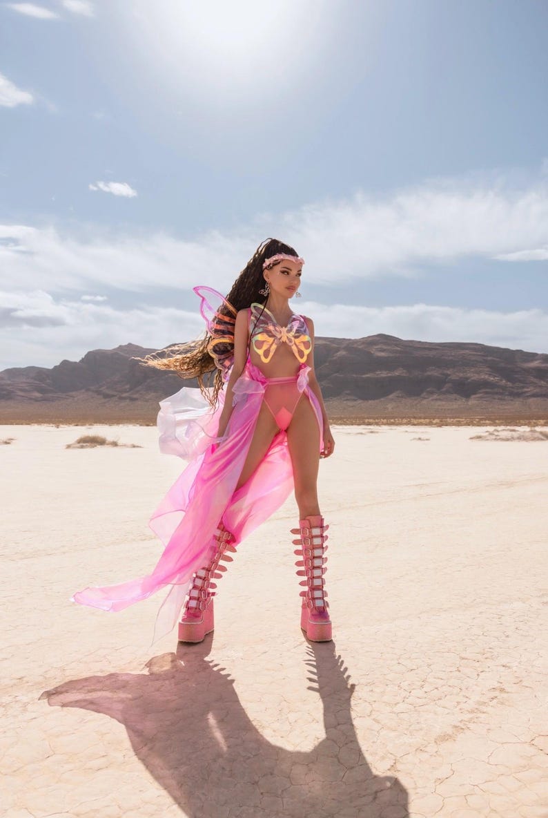 Disfraz de hada mariposa rosa: atuendo etéreo para festival con alas ondulantes y capa, ropa para rave en Burning Man. imagen 3