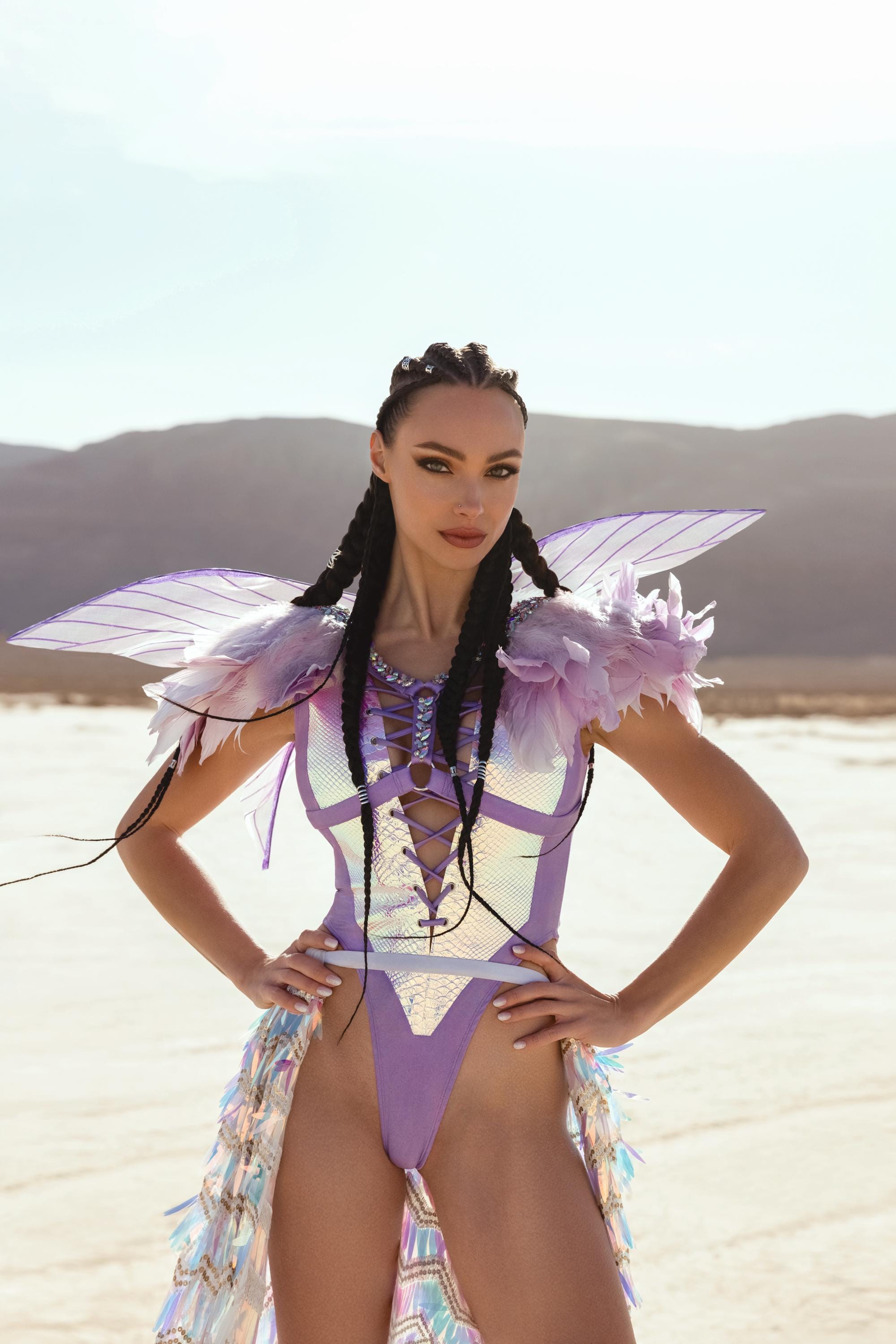 Body Holográfico de Rainha das Fadas – Traje de Festival Roxo com Asas, Penas e Caudas Iridescentes Traje EDM Rave Traje Burning Man