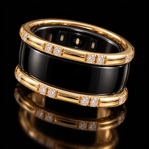Op de afbeelding: Een brede ring met een gladde zwarte keramische middenband, geflankeerd door twee gepolijste gouden rails. Elke gouden rail is bezet met kleine, ronde, heldere diamanten die in paren met tussenpozen rondom de ring zijn geplaatst.