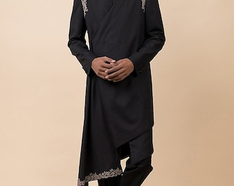 Könnte beinhalten: Eine schwarze, langärmelige Kurta mit goldener Stickerei an Kragen und Schultern. Die Kurta wird mit einer schwarzen Hose und schwarzen Schuhen getragen.