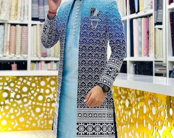 Könnte beinhalten: Eine langärmelige Jacke mit einem blauen und schwarzen Muster. Die Jacke hat ein hellblaues Futter, einen Stehkragen und einen Knopfverschluss.