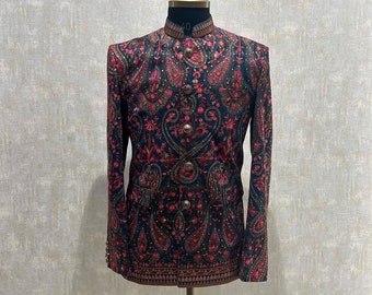 Puede incluir: Una chaqueta negra y rosa con estampado de paisley, bordados dorados y botones plateados.