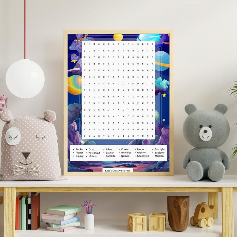以下が含まれることがあります： 青い背景、惑星、星が描かれた、額入りの宇宙をテーマにしたワードサーチパズル。 パズルには「ロケット」、「宇宙飛行士」、「銀河」などの単語が含まれています。 フレームは明るい木の色です。 テキスト「Kola's Kreative Komer」が下にあります。
