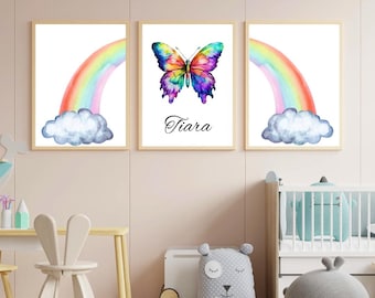 パーソナライズされた保育園用ウォールアート3点セット – レインボー＆バタフライネームプリント – 女の子用デジタルダウンロード – カスタムキッズルームデコレーション – PDF