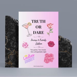 Puede incluir: Una tarjeta de juego rosa y blanca de Verdad o Reto con ilustraciones de un cóctel, una rosa, una bola de discoteca y labios. La tarjeta dice "Lovers & Friends Edition" e incluye pegatinas de "Ladies Night" y "Date Night".