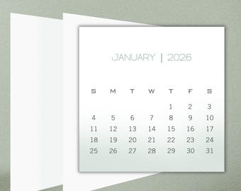 Może przedstawiać: Biały mini kalendarz biurkowy na rok 2026, z miesiącem styczniem. Kalendarz ma minimalistyczny design z gradientowym tłem i tekstem "MINI DESK CALENDAR 2026" na górze. Dni tygodnia i daty są wyraźnie wyświetlane.