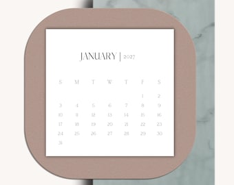 Könnte beinhalten: Ein Mini-Kalender 2027 mit einer weißen quadratischen Seite mit schwarzem Text für Januar 2027, zentriert auf einer altrosa Unterlage mit abgerundeten Ecken, die über einem vertikalen rechteckigen Paneel mit hellgrün-grauem Marmormuster liegt.