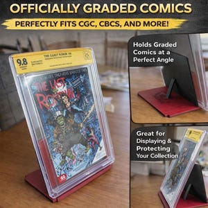 Puede incluir: Un soporte para cómics impreso en 3D para exhibir cómics calificados oficialmente. El soporte es rojo y negro, sosteniendo un cómic en una funda protectora transparente. El texto dice "3D Printed Comic Book Stand" y "Officially Graded Comics".