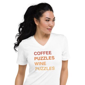 Lustiges links ausgerichtetes Listen-T-Stück, Unisex-T-Shirt mit V-Ausschnitt, Kaffee-Puzzles-Wein