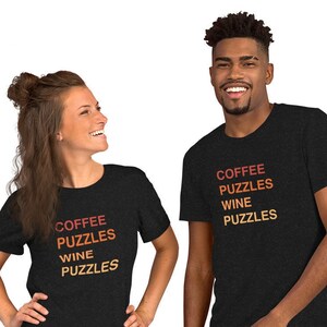 Cute Coffee Puzzles Wine Unisex T-shirt, zabawny żart łamigłówkowy, sprytny żart o kawie i winie, koszulka dla miłośników łamigłówek, zabawny tekst wyrównany do lewej