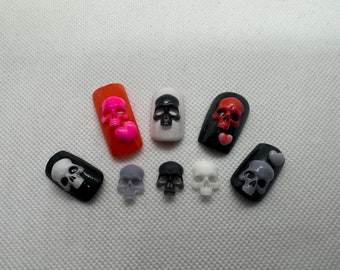 Nail art têtes de mort et coeurs / Nail art