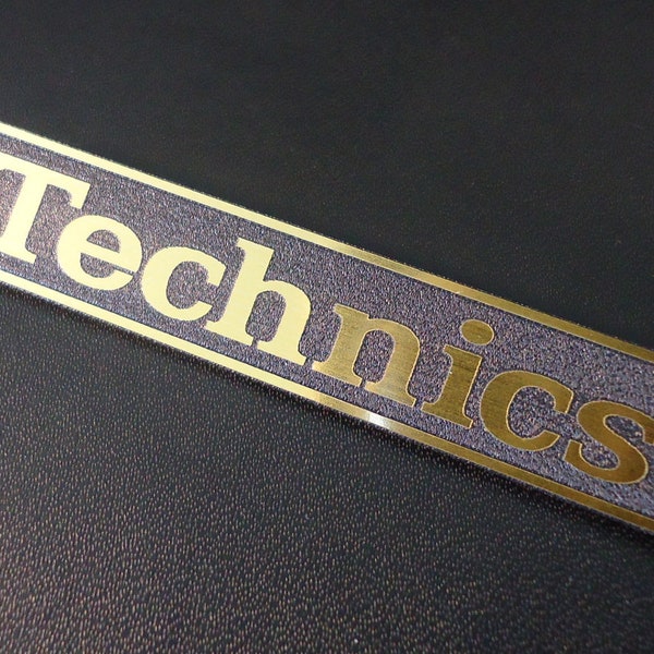 Technik Logo Emblem Abzeichen GOLDfarbe gebürstet 3M selbstklebend 68 x 13 mm [402f]