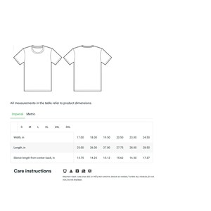 Pu&ograve; includere: Una tabella di taglie per una t-shirt con misure in pollici. La tabella mostra la larghezza, la lunghezza e la lunghezza della manica dal centro della schiena per le taglie S a 3XL.