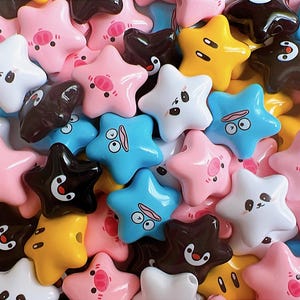 Cuentas de estrella de dibujos animados / Cuentas de estrella de hombre pez / Cuentas de estrella de cerdo / Cuentas de estrella de panda / Cuentas de estrella de pingüino / Cuentas de estrella de juego amarillas / Juego de 12 al azar