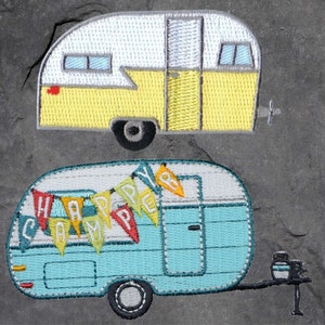 Könnte beinhalten: Zwei gestickte Patches von Vintage-Wohnwagen. Der obere Wohnwagen ist gelb mit weißen Verzierungen und dem Text "Happy Camper" in bunten Wimpeln. Der untere Wohnwagen ist blau mit weißen Verzierungen.