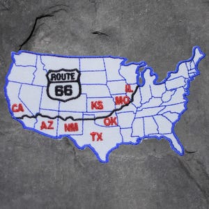 Peut inclure: Écusson brodé représentant une carte des États-Unis avec la Route 66. Le patch blanc est bordé de bleu, avec le tracé de la route et les abréviations des états en rouge. Accessoire de voyage.