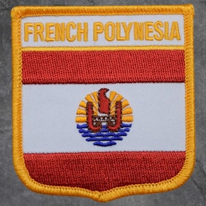 Könnte beinhalten: Gestickter Aufnäher mit der Flagge von Französisch-Polynesien. Der Aufnäher hat einen weißen Hintergrund mit roten Streifen oben und unten. In der Mitte befindet sich ein rundes Emblem mit einem Vogel und Wellen. Der Text "FRENCH POLYNESIA" steht oben.
