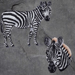 Könnte beinhalten: Zwei schwarz-weiße Zebra-Illustrationen auf grauem Hintergrund. Das Zebra links steht mit dem Kopf nach rechts gedreht. Das Zebra rechts ist nur ein Kopf und Hals, mit dem Kopf nach links gedreht.