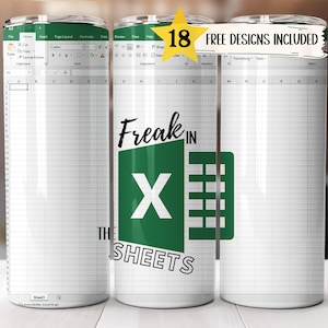 以下が含まれることがあります： 緑色のエクセルのロゴと「Freak in the Sheets」というテキストが書かれた白いタンブラーが3つ。タンブラーの前後にはグリッドパターンが施されています。
