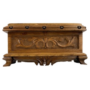 Jewelry box made of walnut "Divan II" - hand-carved jewelry box with secret lock - exclusive treasure chest