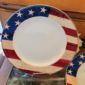 Sakura Patriotic Plates (Set of 2): Rustic American Flag Tableware