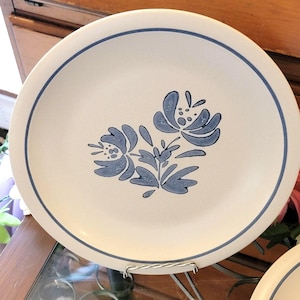Pfaltzgraff &quot;Yorktowne&quot; Vintage Stoneware Dinner Plates Set Of 4 - Folk Art Dinnerware- Rustic Farmhouse Kitchen Dinnerware & Giftware