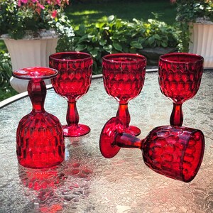 Copas Fenton Ruby Red Thumbprint - Juego de 5 copas de cristal de mediados de siglo