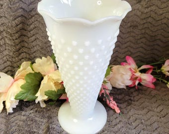 Jarrón de vidrio opalino con relieve de 9 pulgadas de Anchor Hocking, estilo vintage.