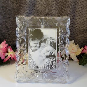 Marco de fotos vintage de cristal Mikasa: Decoración de hojas de vid en vidrio prensado.