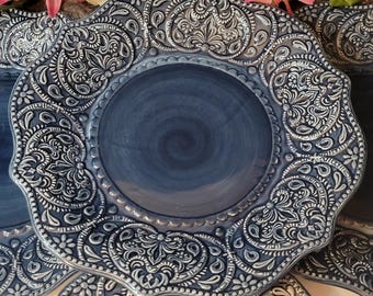 Pier 1 "Chateau Clair Indigo" dinerborden set van 6 - geschulpte borden van blauw steengoed met reliëf - French Country Cottagecore-servies