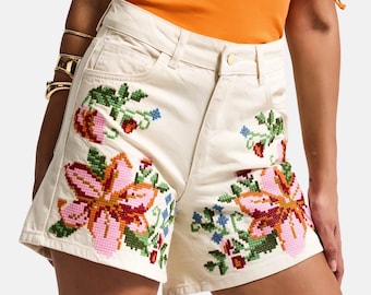 Pantaloncini in denim ricamati, vita alta color ecru, ricamo floreale a punto croce, stile boho estivo cottagecore