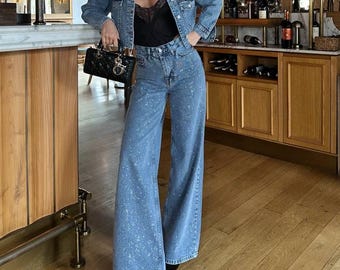 Glittrande denimset i två delar – Strasskaft, ljusblå jeans med vida ben – Statement-outfit