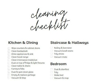 Könnte beinhalten: Eine schwarz-weiße Reinigungs-Checkliste mit Abschnitten für Küche, Bad, Schlafzimmer und andere Räume. Jeder Abschnitt listet Reinigungsaufgaben mit Kontrollkästchen auf. Der Titel "cleaning checklist" ist kursiv geschrieben.