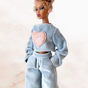 Ropa de estar por casa hecha a mano (top corto y pantalones holgados a juego) para muñecas tipo Fashion Royalty, Nu Face y Barbie.