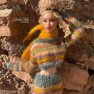 Conjunto de suéter, falda y bufanda cortos tejidos a mano. Se adapta a muñecas de 12” de tipo Fashion Royalty, Nu Face y Barbie.