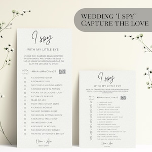 Könnte beinhalten: "I Spy" Hochzeitsspielkarten mit minimalistischem Design. Die Karten zeigen eine Liste von Hochzeitsmomenten, die es festzuhalten gilt, darunter ein lachender Gast, ein romantischer Kuss und der erste Tanz des Paares. Die Karten enthalten auch einen QR-Code und einen Hochzeits-Hashtag.