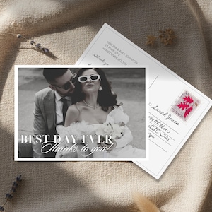 Puede incluir: Postal de boda en blanco y negro con foto de una pareja. El texto "BEST DAY EVER Thanks to you!" se muestra en la parte delantera. Un sello canadiense es visible en la parte posterior.