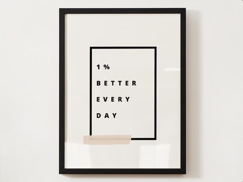Pu&ograve; includere: Stampa incorniciata con la scritta "1% BETTER EVERY DAY" in nero su sfondo bianco. La stampa &egrave; racchiusa in una cornice nera, con un piccolo rettangolo beige in basso al testo.