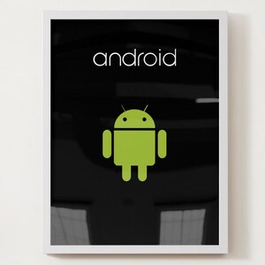 Puede incluir: Impresión enmarcada con la palabra "android" en blanco, sobre un icono de robot Android verde. El fondo es negro y la impresión está en un marco blanco. Diseño minimalista.