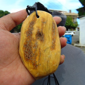 114 gr Big Pendant 106x63x31 mm Indonesia Yellow Fragrant Amber For Healing CP50