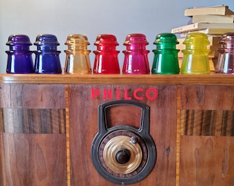 Stare szklane izolatory w stylu vintage – dekoracja półek w stylu mid-century modern, średniej wielkości, specjalna, z rysami i wgnieceniami