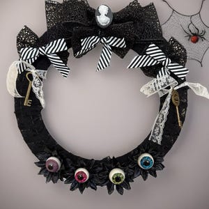 Victorian brooch wreath, eyeball wreath, gothic wreath, Victorian style Halloween wreath, eye wreath, weird wreath, haunted mansion
