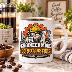 Könnte beinhalten: Ein weißer Keramikbecher mit einem Cartoon-Ingenieur in gelbem Schutzhelm und Brille, der eine kleine Tasse hält. Das Design zeigt einen Zahnradhintergrund, Werkzeuge und den Text "ENGINEER MODE DO NOT DISTURB" sowie "Powered by Coffee & Critical Thinking".