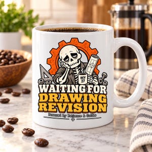 Op de afbeelding: Een witte keramische mok met een afbeelding van een vermoeid skelet dat op een hand leunt, omringd door een tandwiel, een driehoekige liniaal en een bout. De tekst luidt "WAITING FOR DRAWING REVISION" en "Powered by Patience & Coffee" met "REV 27" op een kleine mok.